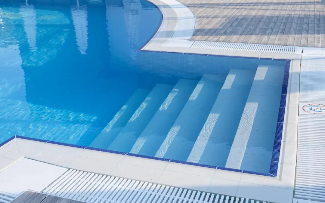 Créez votre oasis de détente : La piscine sur mesure par DGMS Rénovation